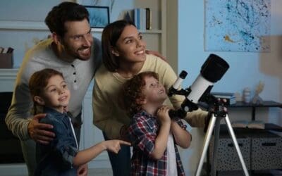 Un doctor astrofísico vecino de Majadahonda enseña su telescopio: como mirar un eclipse