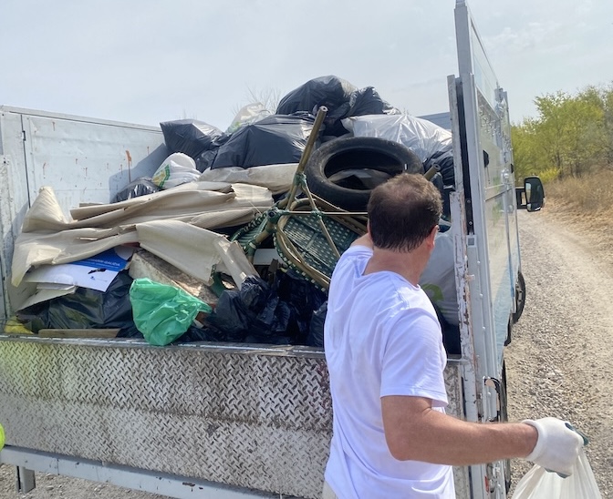 Vecinos de Majadahonda dedican el domingo a la limpieza de la Dehesa: 3.500 kilos de basura y “A Sodoma en tren botijo”