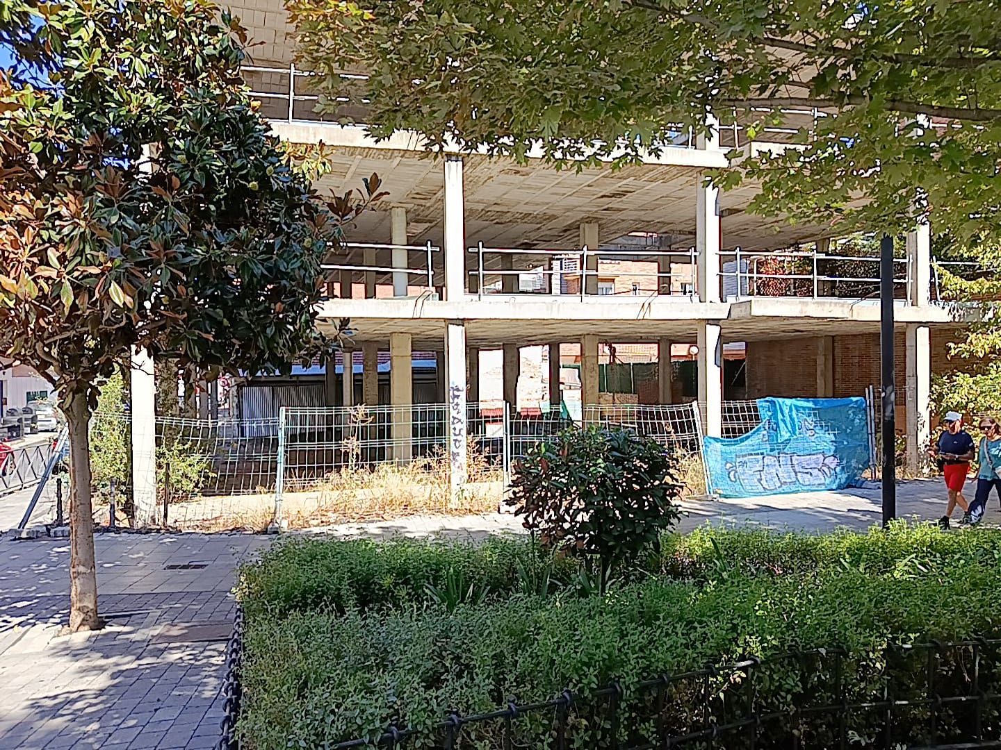 El «Bulevar de los Sueños Rotos» se encuentra en Majadahonda y se llama «Cervantes»: el edificio «medio construido» y el Ayuntamiento