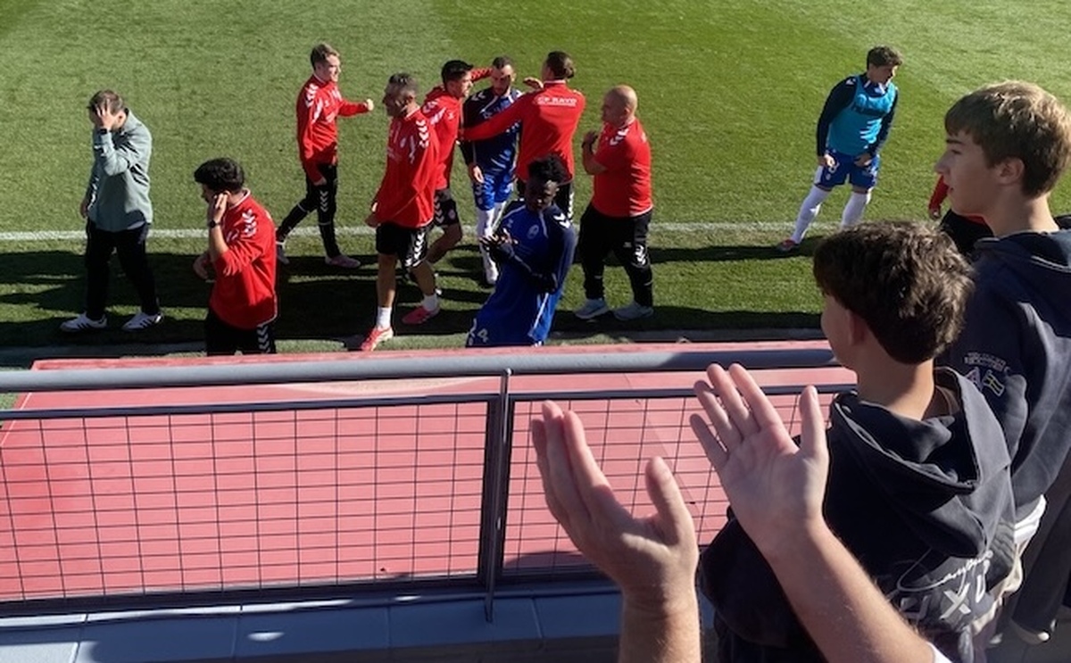 50 fotos de la afición que vio la «resurrección» del Rayo Majadahonda ante el Sant Andreu: 9 titulares y crónicas